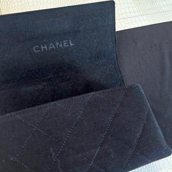 Brand New CHANEL Quilted Eyeglasses Sunglasses Case with Gold CC/CC Cloth/CC Box - Picture 6 of 12